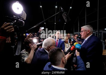 DUP-Chef Gavin Robinson (rechts), im Titanic Exhibition Centre, Belfast, während der Wahl 2024. Bilddatum: Freitag, 5. Juli 2024. Stockfoto