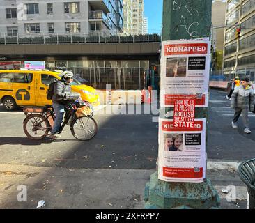 NY, USA, 2. November 2023 – New York, New York, USA. Poster von israelischen Kleinkindern, die am 7. Oktober 2023 von der Hamas in Israel entführt wurden, gedeckt durch ein Pro-palästinensisches Poster, in dem die Abschaffung des Staates Israel gefordert wird. Stockfoto