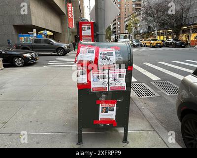 NY, USA, 15. November 2023-New York, New York, USA. Plakate von Menschen, die am 7. Oktober 2023 von der Hamas in Israel entführt wurden, sind mit Graffiti bedeckt, die das Ende des Krieges in Gaza fordern. Stockfoto