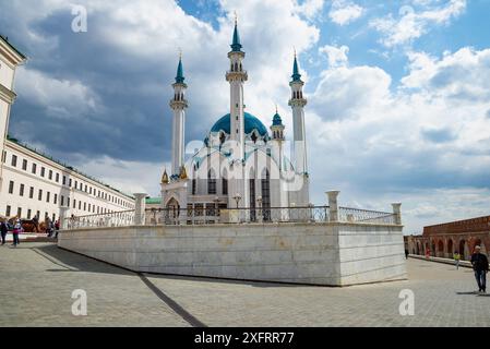 KASAN, RUSSLAND - 30. APRIL 2016: Blick auf die Kul-Sharif-Moschee im Kasaner Kreml an einem sonnigen Apriltag Stockfoto