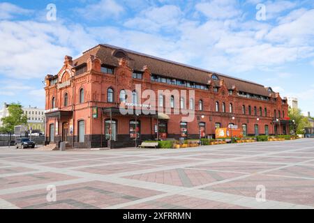 PENZA, RUSSLAND - 02. MAI 2024: Blick auf das alte Gebäude der Fischpassage an einem sonnigen Maitag Stockfoto