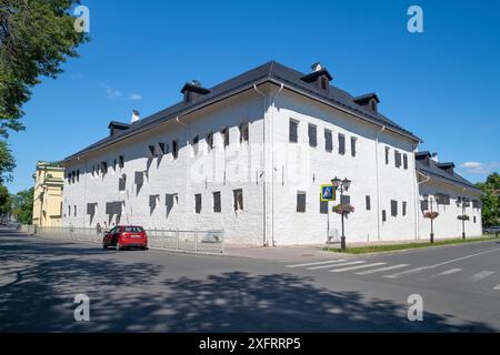 PSKOV, RUSSLAND - 11. JUNI 2024: Blick auf den alten Gebäudekomplex „Pogankin Chambers“ an einem sonnigen Juni-Tag Stockfoto