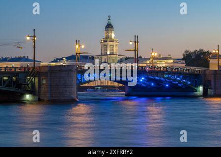 Die Palastbrücke und die Kuppel der Kunstkamera in einer Junidämmerung. Sankt Petersburg, Russland Stockfoto