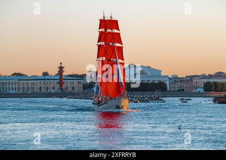 ST. PETERSBURG, RUSSLAND - 27. JUNI 2024: Brig 'Russia' bei der Probe des jährlichen Feiertags der Absolventen 'Scarlet Sails' vor dem Hintergrund der Th Stockfoto