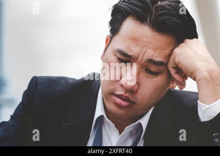 Arbeitslose arbeitslose Menschen Krise, die Rezession, Stress und verlieren Arbeit. Verzweifelte Büroangestelle fühlen sich in einer deprimationsreichen Situation stressig. Menschen mittleren Alters des Stockfoto