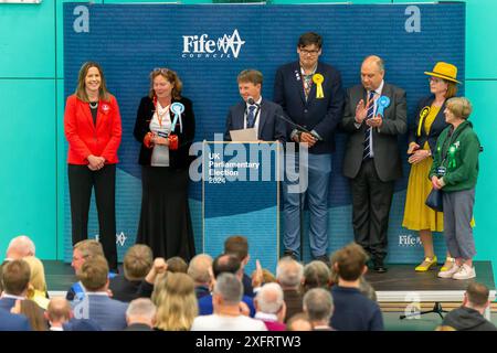 Glenrothes, Schottland. Juli 2024. Wahl im Vereinigten Königreich: Ken Gourlay, der Wahlleiter des Fife Council, gibt das Ergebnis der britischen Parlamentswahlen für die Wahlkreise Cowdenbeath und Kirkcaldy bekannt. Quelle: Tim Gray/Alamy Live News Stockfoto