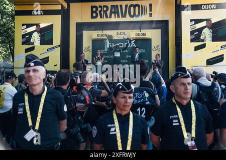 Bild von Zac Williams/SWpix.com - 04/07/2024 - Radfahren - 2024 Tour de France - Stage 6 Macon nach Dijon - Frankreich - Biniam Girmay, Intermarche Wanty. Quelle: SWpix/Alamy Live News Stockfoto