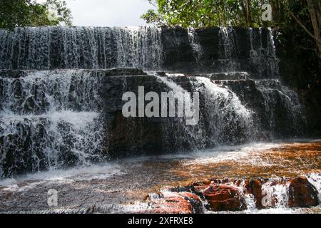 Wasserfall des Jasper Creek, Quebrada de Jaspe, mit seinem roten jasper Edelstein Flussbett, Gran Sabana, Venezuela Stockfoto