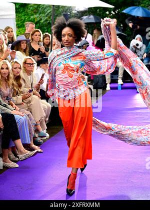Model bei der Anja Gockel Fashionshow Berlin S25 'Let the Birds Fly' bei Anja Gockel Berlin/Paris44. Berlin, 02.07.2024 Stockfoto