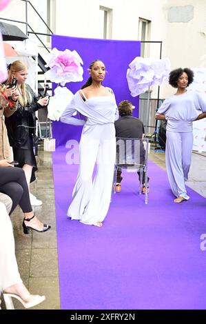 Model bei der Anja Gockel Fashionshow Berlin S25 'Let the Birds Fly' bei Anja Gockel Berlin/Paris44. Berlin, 02.07.2024 Stockfoto