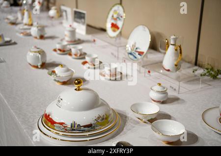 Jingdezhen, China. Juli 2024. Exquisites Zierporzellan wird am 4. Juli 2024 in der China Jingdezhen Porzellan Factory in Jingdezhen, China, gesehen. (Foto: Costfoto/NurPhoto) Credit: NurPhoto SRL/Alamy Live News Stockfoto