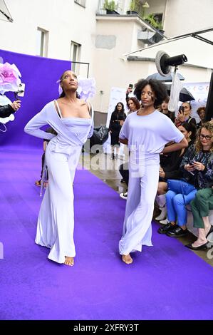 Model bei der Anja Gockel Fashionshow Berlin S25 'Let the Birds Fly' bei Anja Gockel Berlin/Paris44. Berlin, 02.07.2024 Stockfoto