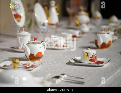 Jingdezhen, China. Juli 2024. Ein Foto zeigt täglich Porzellan in der China Jingdezhen Porzellanfabrik in Jingdezhen, China, am 4. Juli 2024. (Foto: Costfoto/NurPhoto) Credit: NurPhoto SRL/Alamy Live News Stockfoto