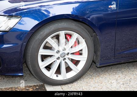 Bordeaux , Frankreich - 06 26 2024 : Marke Audi Räder vorne und Textzeichen des deutschen Luxussportwagens a6 Stockfoto