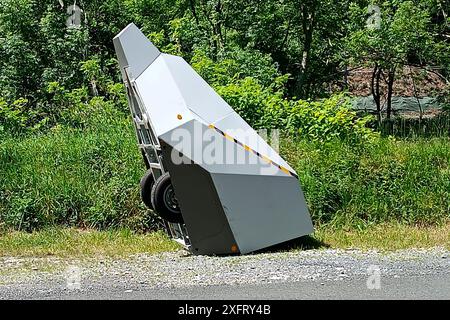 Bordeaux , Frankreich - 07 01 2024 : kaputte elektronische Geschwindigkeitsbegrenzungskamera in frankreich Stockfoto