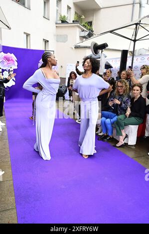 Model bei der Anja Gockel Fashionshow Berlin S25 'Let the Birds Fly' bei Anja Gockel Berlin/Paris44. Berlin, 02.07.2024 Stockfoto