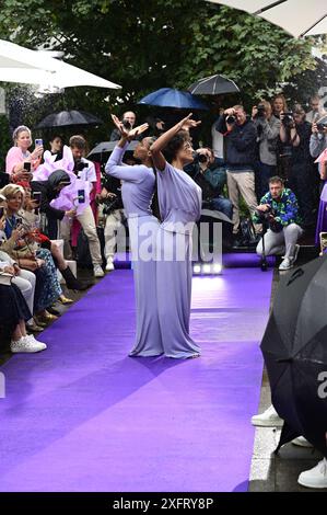 Model bei der Anja Gockel Fashionshow Berlin S25 'Let the Birds Fly' bei Anja Gockel Berlin/Paris44. Berlin, 02.07.2024 Stockfoto