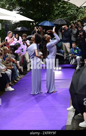 Model bei der Anja Gockel Fashionshow Berlin S25 'Let the Birds Fly' bei Anja Gockel Berlin/Paris44. Berlin, 02.07.2024 Stockfoto