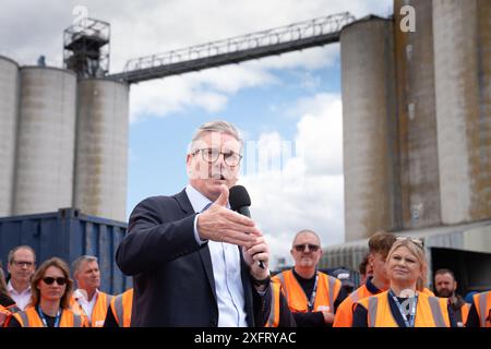 Dateifoto vom 17. Mai 06/24: Der Vorsitzende der Labour Party, Sir Keir Starmer, und die Schattenkanzlerin Rachel Reeves, besuchten den Container-Terminal von Ocean Gate in den Docks von Southampton, wo sie sahen, wie Züge mit Gütern aus aller Welt beladen wurden und später ein Fragebogen mit Arbeitern abhielten. Die beiden kämpften im Süden Englands für die Parlamentswahlen am 4. Juli. Ausgabedatum: Freitag, 5. Juli 2024. Stockfoto