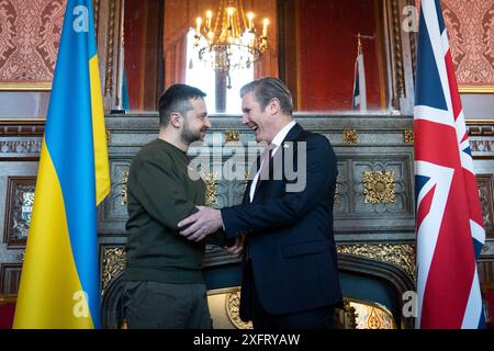 Aktenfoto vom 02/23 des Labour-Vorsitzenden Keir Starmer (rechts), der sich mit dem ukrainischen Präsidenten Wolodymyr Zelenski im Speaker's House im Palast von Westminster, London, während seines ersten Besuchs im Vereinigten Königreich seit der russischen Invasion in der Ukraine traf. Ausgabedatum: Freitag, 5. Juli 2024. Stockfoto