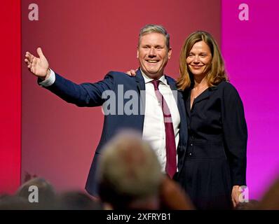 Aktenfoto vom 29. April 09/21 des Labour-Parteivorsitzenden Sir Keir Starmer mit seiner Frau Victoria am Ende seiner Rede auf der Labour Party-Konferenz in Brighton. Ausgabedatum: Freitag, 5. Juli 2024. Stockfoto