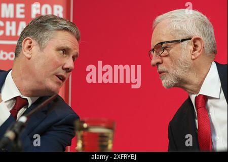 Aktenfoto vom 12/19 des Parteivorsitzenden Jeremy Corbyn (rechts) zusammen mit dem Schattenbrexit-Sekretär Keir Starmer während einer Pressekonferenz im Zentrum Londons. Ausgabedatum: Freitag, 5. Juli 2024. Stockfoto