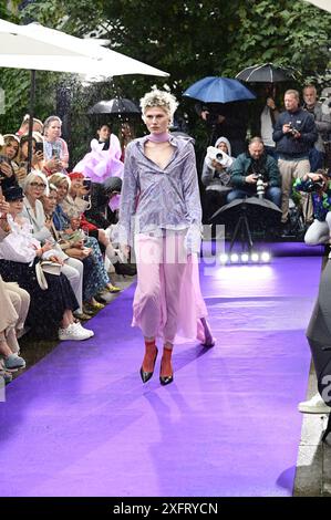 Model bei der Anja Gockel Fashionshow Berlin S25 'Let the Birds Fly' bei Anja Gockel Berlin/Paris44. Berlin, 02.07.2024 Stockfoto