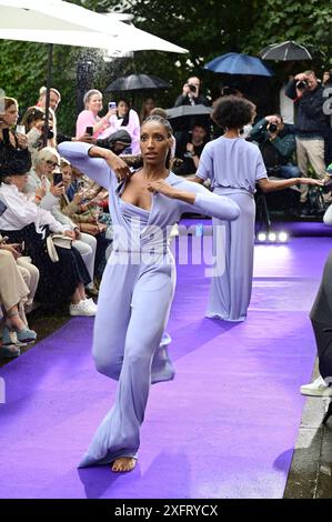 Model bei der Anja Gockel Fashionshow Berlin S25 'Let the Birds Fly' bei Anja Gockel Berlin/Paris44. Berlin, 02.07.2024 Stockfoto