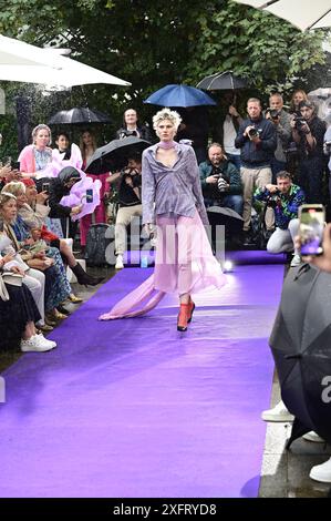 Model bei der Anja Gockel Fashionshow Berlin S25 'Let the Birds Fly' bei Anja Gockel Berlin/Paris44. Berlin, 02.07.2024 Stockfoto