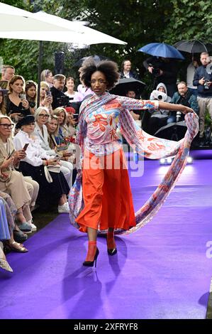 Model bei der Anja Gockel Fashionshow Berlin S25 'Let the Birds Fly' bei Anja Gockel Berlin/Paris44. Berlin, 02.07.2024 Stockfoto