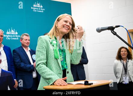 Brighton UK 5. Juli 2024: Sian Berry von der Grünen Partei gewinnt den Sitz im Brighton Pavilion bei den Parlamentswahlen, wo der Graf im Portslade Sports Centre abgehalten wurde: Credit Simon Dack / Alamy Live News Stockfoto