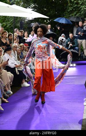 Model bei der Anja Gockel Fashionshow Berlin S25 'Let the Birds Fly' bei Anja Gockel Berlin/Paris44. Berlin, 02.07.2024 Stockfoto
