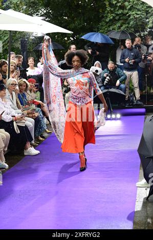 Model bei der Anja Gockel Fashionshow Berlin S25 'Let the Birds Fly' bei Anja Gockel Berlin/Paris44. Berlin, 02.07.2024 Stockfoto