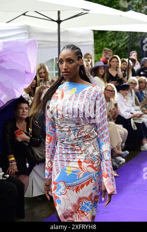Model bei der Anja Gockel Fashionshow Berlin S25 'Let the Birds Fly' bei Anja Gockel Berlin/Paris44. Berlin, 02.07.2024 Stockfoto