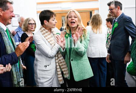 Brighton UK 5. Juli 2024: Caroline Lucas mit Sian Berry von der Green Party, die den Sitz im Brighton Pavilion bei den Parlamentswahlen gewann, nachdem der Graf im Portslade Sports Centre abgehalten wurde: Credit Simon Dack / Alamy Live News Stockfoto