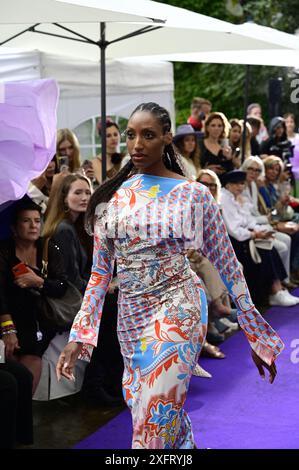 Model bei der Anja Gockel Fashionshow Berlin S25 'Let the Birds Fly' bei Anja Gockel Berlin/Paris44. Berlin, 02.07.2024 Stockfoto