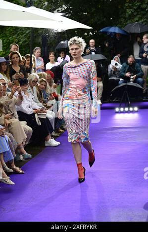Model bei der Anja Gockel Fashionshow Berlin S25 'Let the Birds Fly' bei Anja Gockel Berlin/Paris44. Berlin, 02.07.2024 Stockfoto