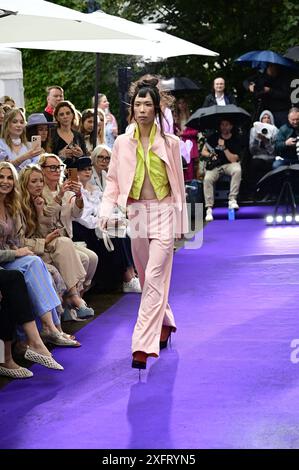 Model bei der Anja Gockel Fashionshow Berlin S25 'Let the Birds Fly' bei Anja Gockel Berlin/Paris44. Berlin, 02.07.2024 Stockfoto