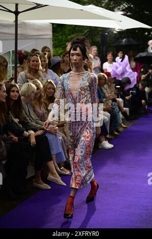 Model bei der Anja Gockel Fashionshow Berlin S25 'Let the Birds Fly' bei Anja Gockel Berlin/Paris44. Berlin, 02.07.2024 Stockfoto