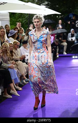 Model bei der Anja Gockel Fashionshow Berlin S25 'Let the Birds Fly' bei Anja Gockel Berlin/Paris44. Berlin, 02.07.2024 Stockfoto