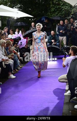 Model bei der Anja Gockel Fashionshow Berlin S25 'Let the Birds Fly' bei Anja Gockel Berlin/Paris44. Berlin, 02.07.2024 Stockfoto