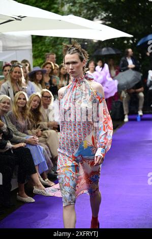 Model bei der Anja Gockel Fashionshow Berlin S25 'Let the Birds Fly' bei Anja Gockel Berlin/Paris44. Berlin, 02.07.2024 Stockfoto