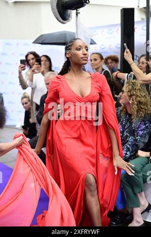 Model bei der Anja Gockel Fashionshow Berlin S25 'Let the Birds Fly' bei Anja Gockel Berlin/Paris44. Berlin, 02.07.2024 Stockfoto