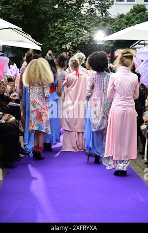 Model bei der Anja Gockel Fashionshow Berlin S25 'Let the Birds Fly' bei Anja Gockel Berlin/Paris44. Berlin, 02.07.2024 Stockfoto