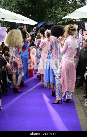 Model bei der Anja Gockel Fashionshow Berlin S25 'Let the Birds Fly' bei Anja Gockel Berlin/Paris44. Berlin, 02.07.2024 Stockfoto