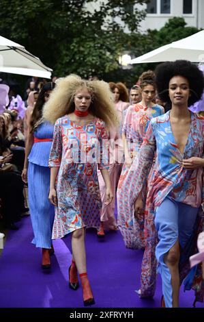 Model bei der Anja Gockel Fashionshow Berlin S25 'Let the Birds Fly' bei Anja Gockel Berlin/Paris44. Berlin, 02.07.2024 Stockfoto