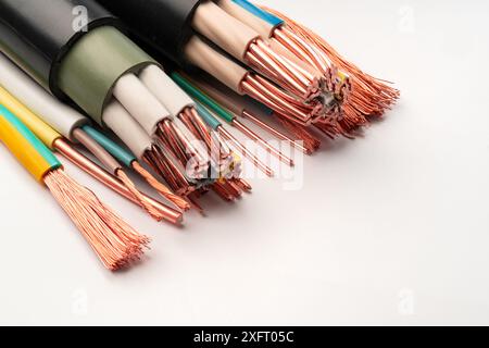 Mehrfarbige Elektrische Drähte Mit Freiliegenden Kupferlitzen Stockfoto