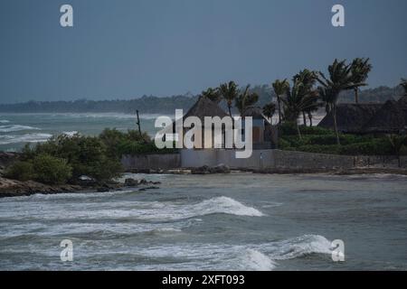 Tulum, Mexiko. Juli 2024. Ein kleines Haus mit Blick auf das Meer vor der Ankunft des Hurrikans Beryl. Der atlantische Hurrikan wird die Ostküste der Halbinsel Yucatán voraussichtlich am Freitagabend mit Hurrikanstärke 1 erreichen. Experten erwarten starke Winde und Regenfälle sowie gefährliche Sturmfluten. Quelle: Felix Marquez/dpa/Alamy Live News Stockfoto