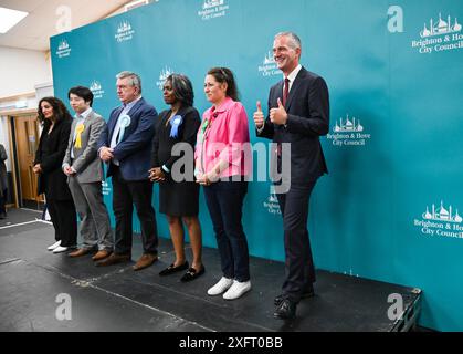 Brighton UK 5. Juli 2024: Peter Kyle von der Labour Party gewinnt den Sitz in Hove & Portslade bei den Parlamentswahlen, wo der Graf im Portslade Sports Centre abgehalten wurde: Credit Simon Dack / Alamy Live News Stockfoto