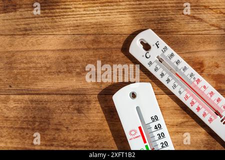 Zwei Thermometer auf Holzoberfläche Stockfoto